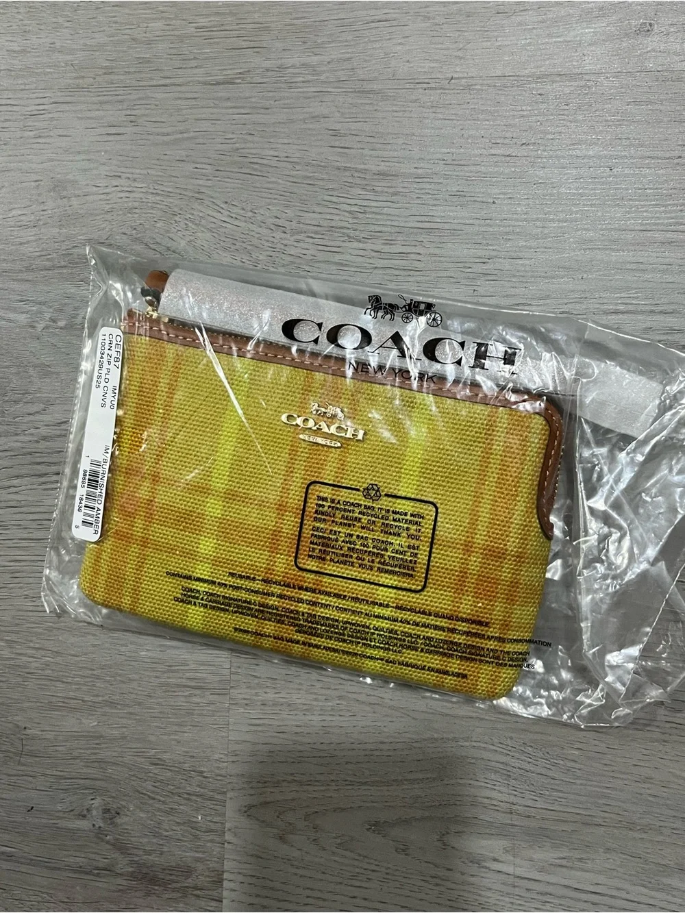 Coach corner zip